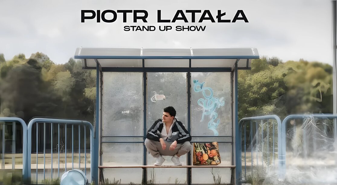 Plakat stand-up show Piotra Latały, przedstawiający komika kucającego na ławce przystanku autobusowego z torbą zakupową.