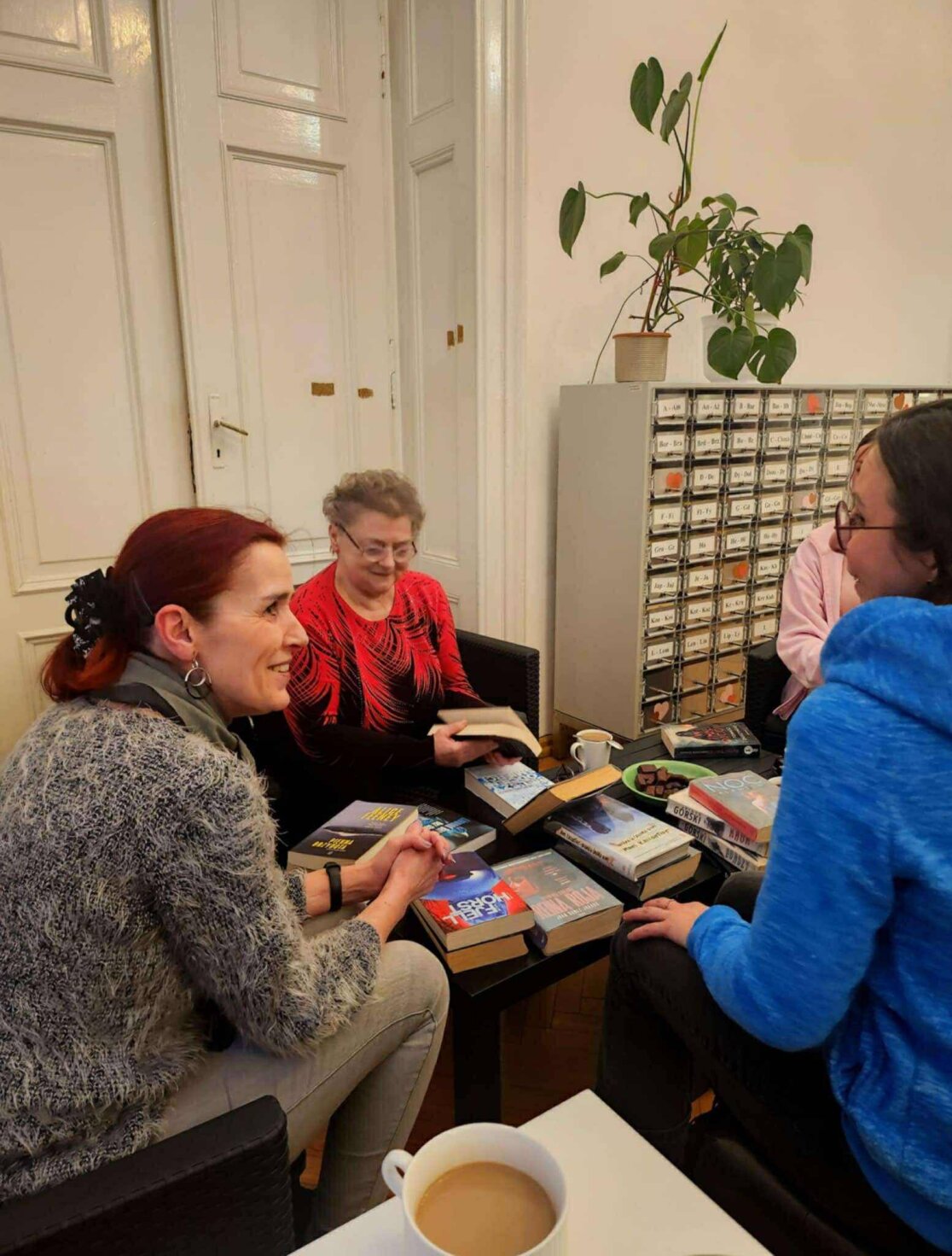 Spotkanie kobiet w bibliotece, dyskusja przy książkach