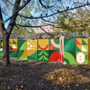 kolorowy mural w przestrzeni publicznej