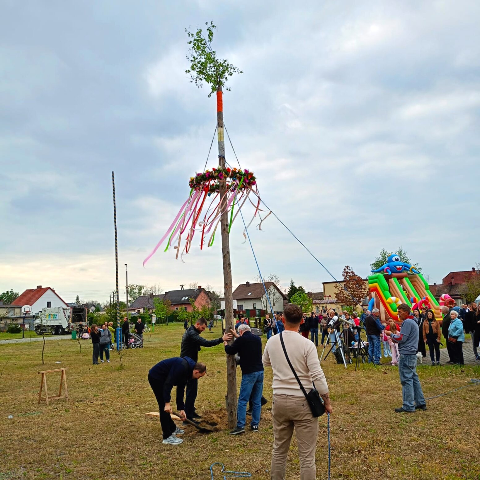 ludzie stawiają moik