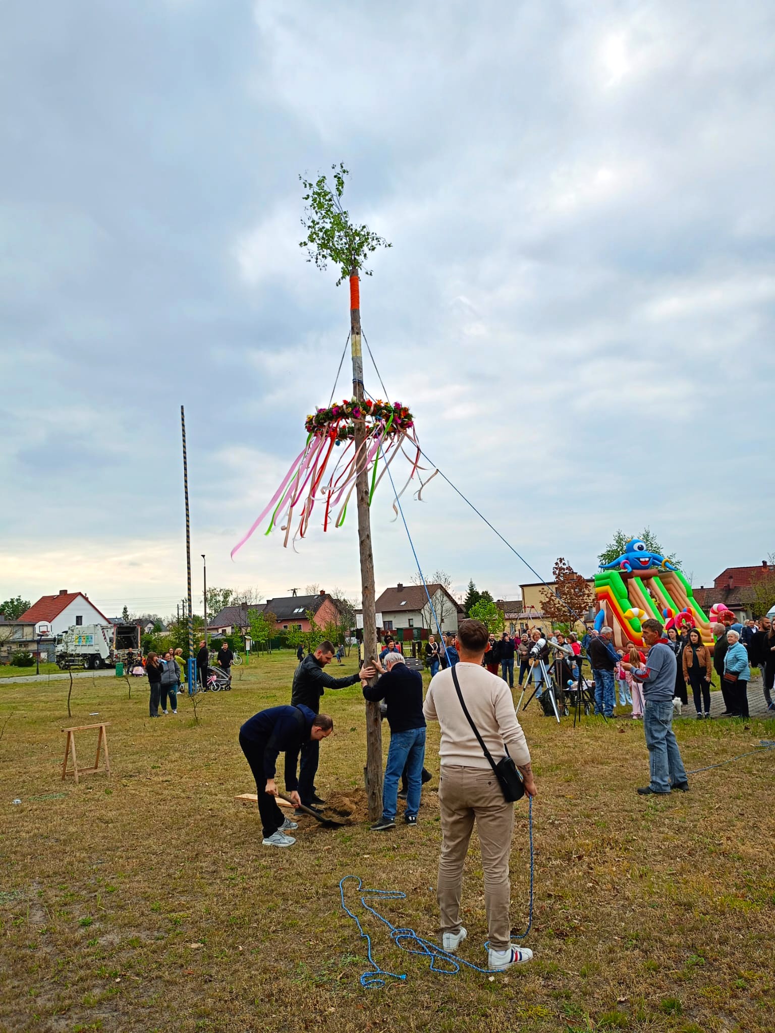 ludzie stawiają moik