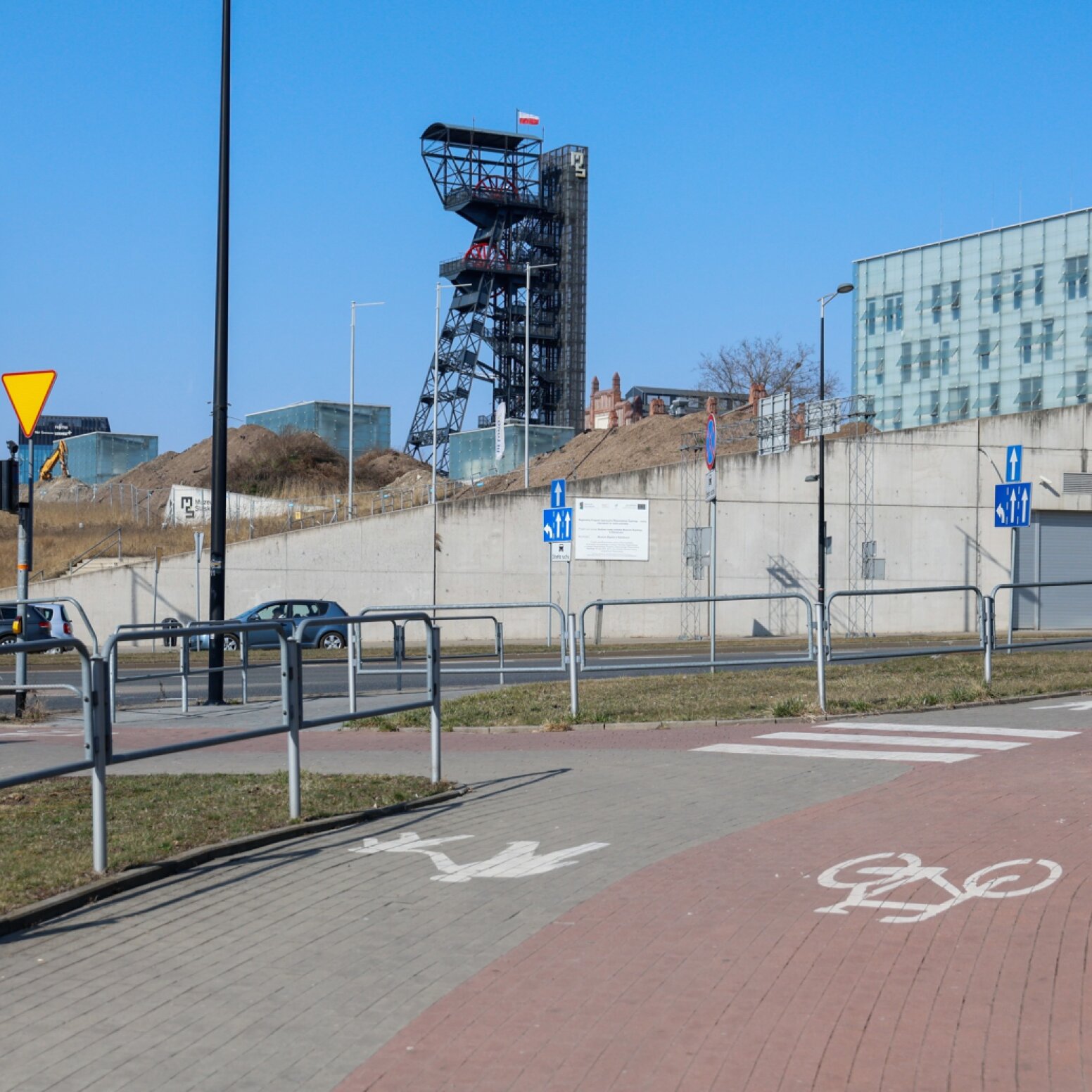 widok ulicy ze ścieżką rowerową