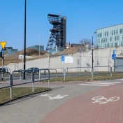 widok ulicy ze ścieżką rowerową