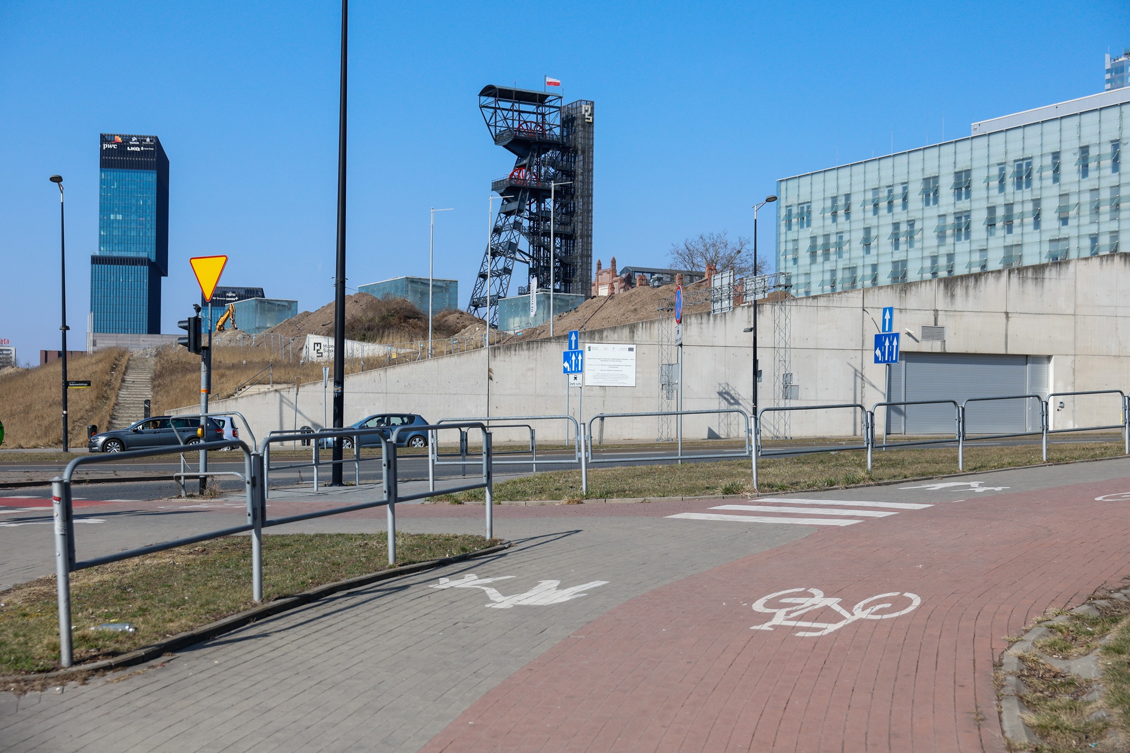 widok ulicy ze ścieżką rowerową