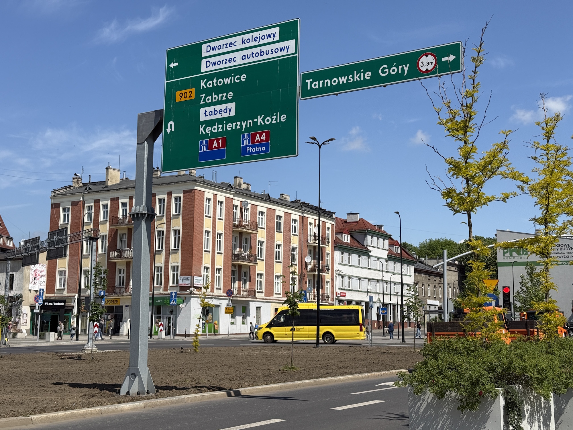 Skrzyżowanie z busem i sygnalizacją świetlną