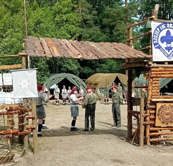 Wejście na teren ośrodku harcerskiego Hufca ZHP Katowice