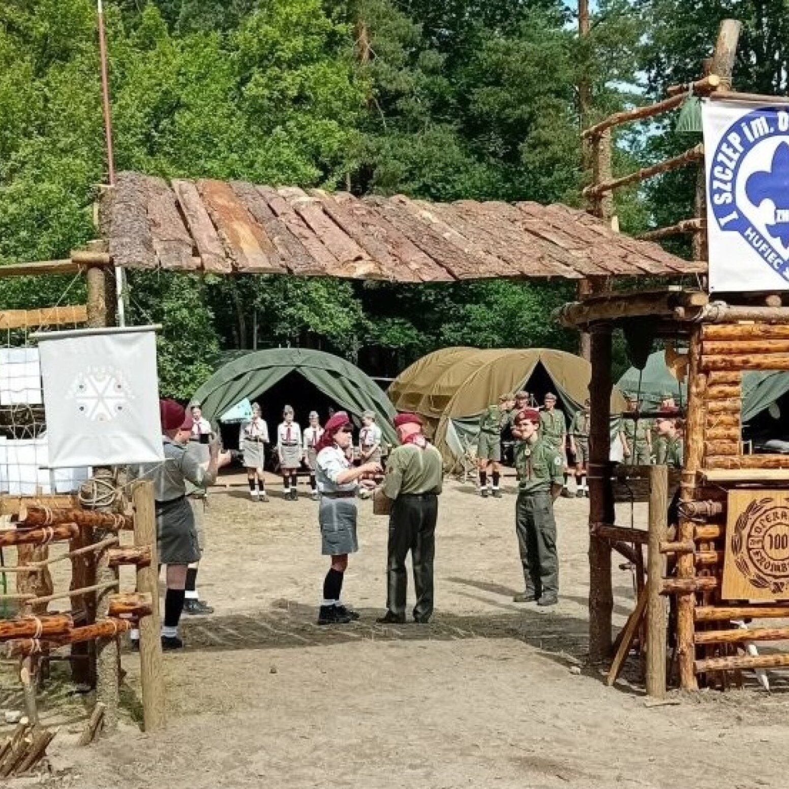 Wejście na teren ośrodku harcerskiego Hufca ZHP Katowice