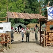 Wejście na teren ośrodku harcerskiego Hufca ZHP Katowice