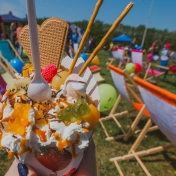 zdjęcie deseru lodowego na tle leżaków na łące