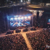Widok na scenę i tłum ludzi z oddali