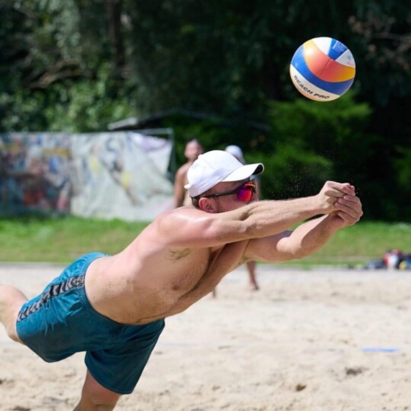 mężczyzna grający w piłkę plażową