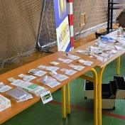 Rozłożone przykładowe używki na stole