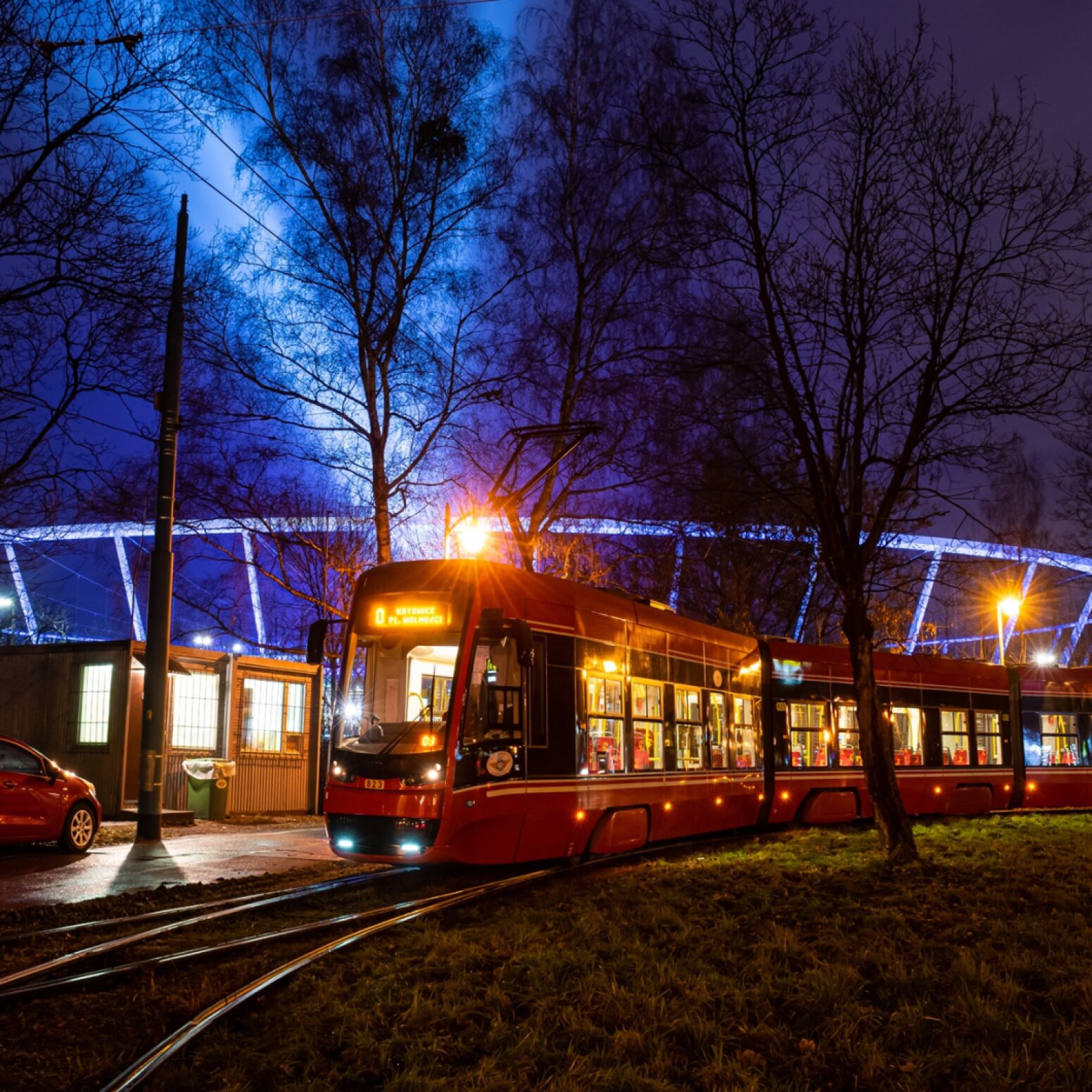 Tramwaj na tle Stadionu Śląskiego podczas wydarzenia w nocy