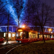 Tramwaj na tle Stadionu Śląskiego podczas wydarzenia w nocy