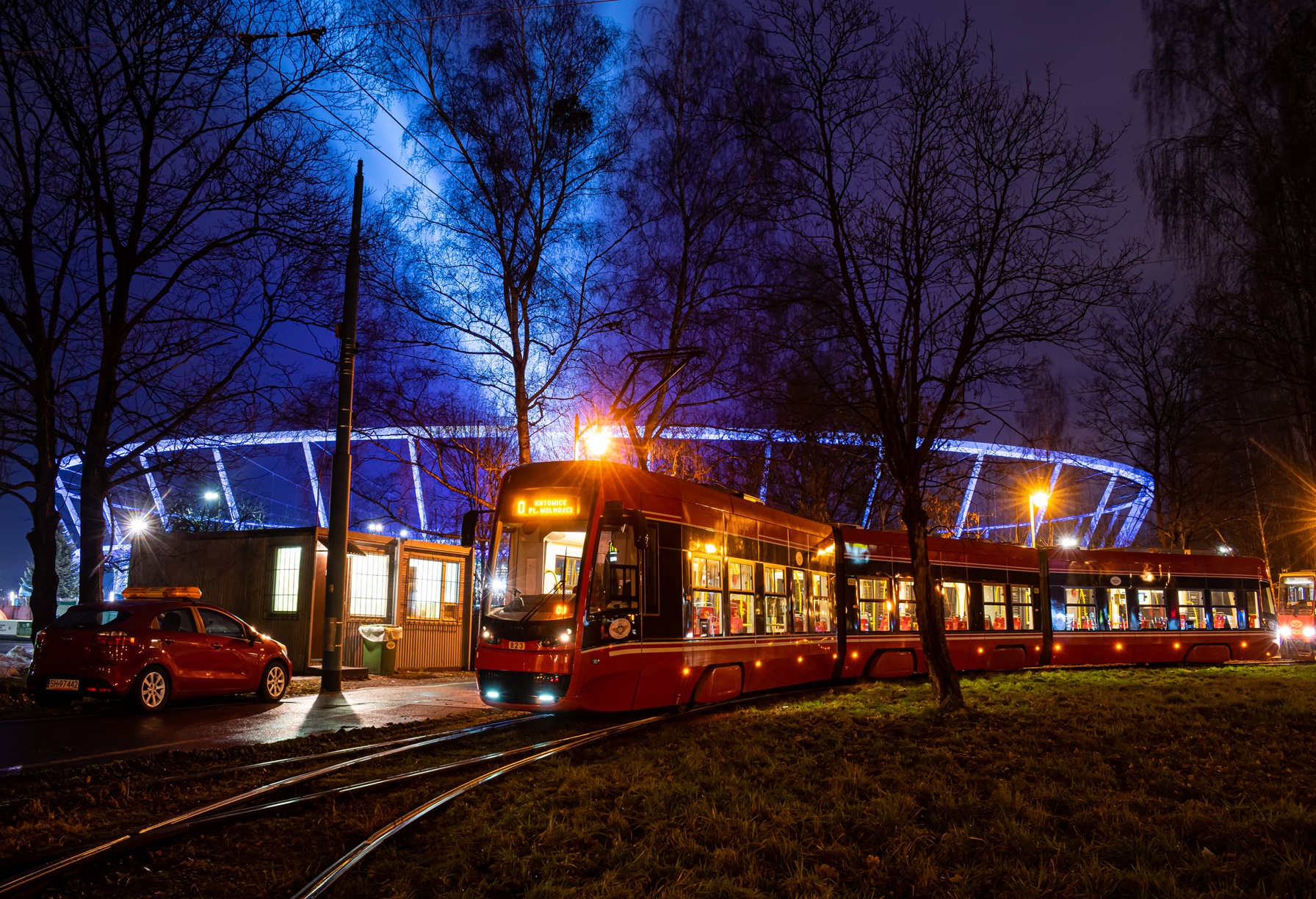 Tramwaj na tle Stadionu Śląskiego podczas wydarzenia w nocy