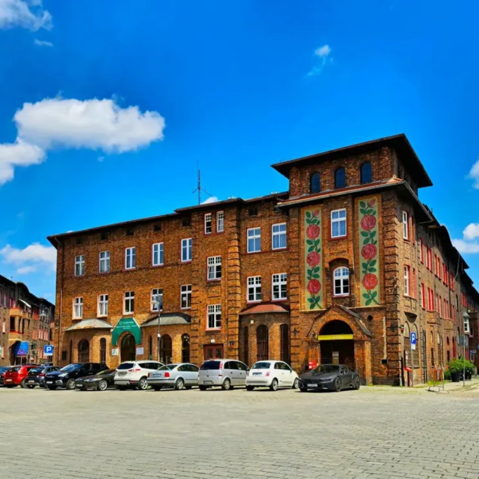 Plac Wolności i budynek