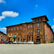 Plac Wolności i budynek