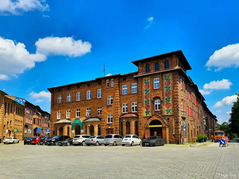 Plac Wolności i budynek