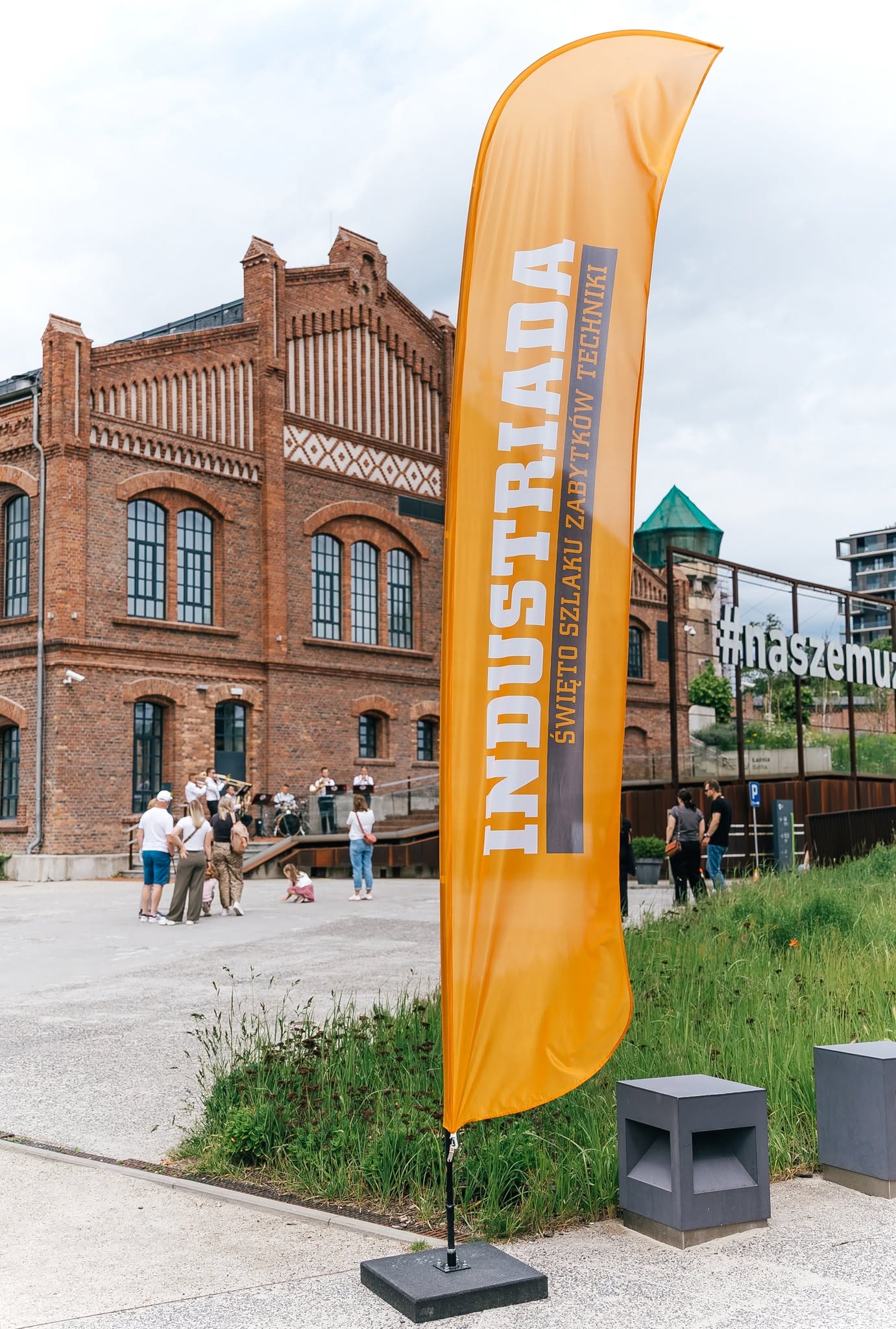 Wejście do Muzeum Śląskiego z banerem Industraidy