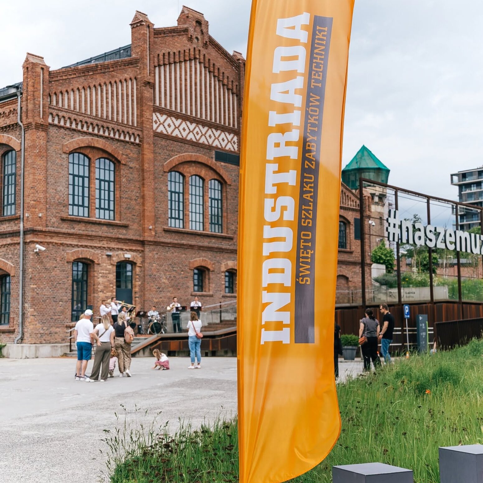 Wejście do Muzeum Śląskiego z banerem Industraidy