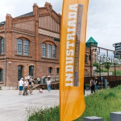 Wejście do Muzeum Śląskiego z banerem Industraidy