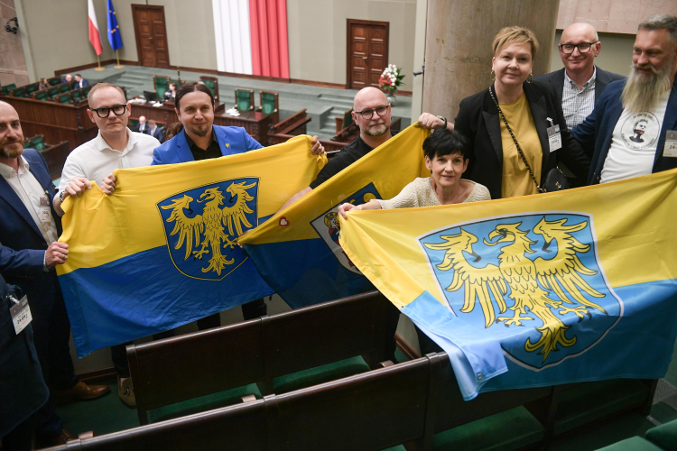 Europoseł i przedstawiciele Górnego Śląska na galerii sejmowej