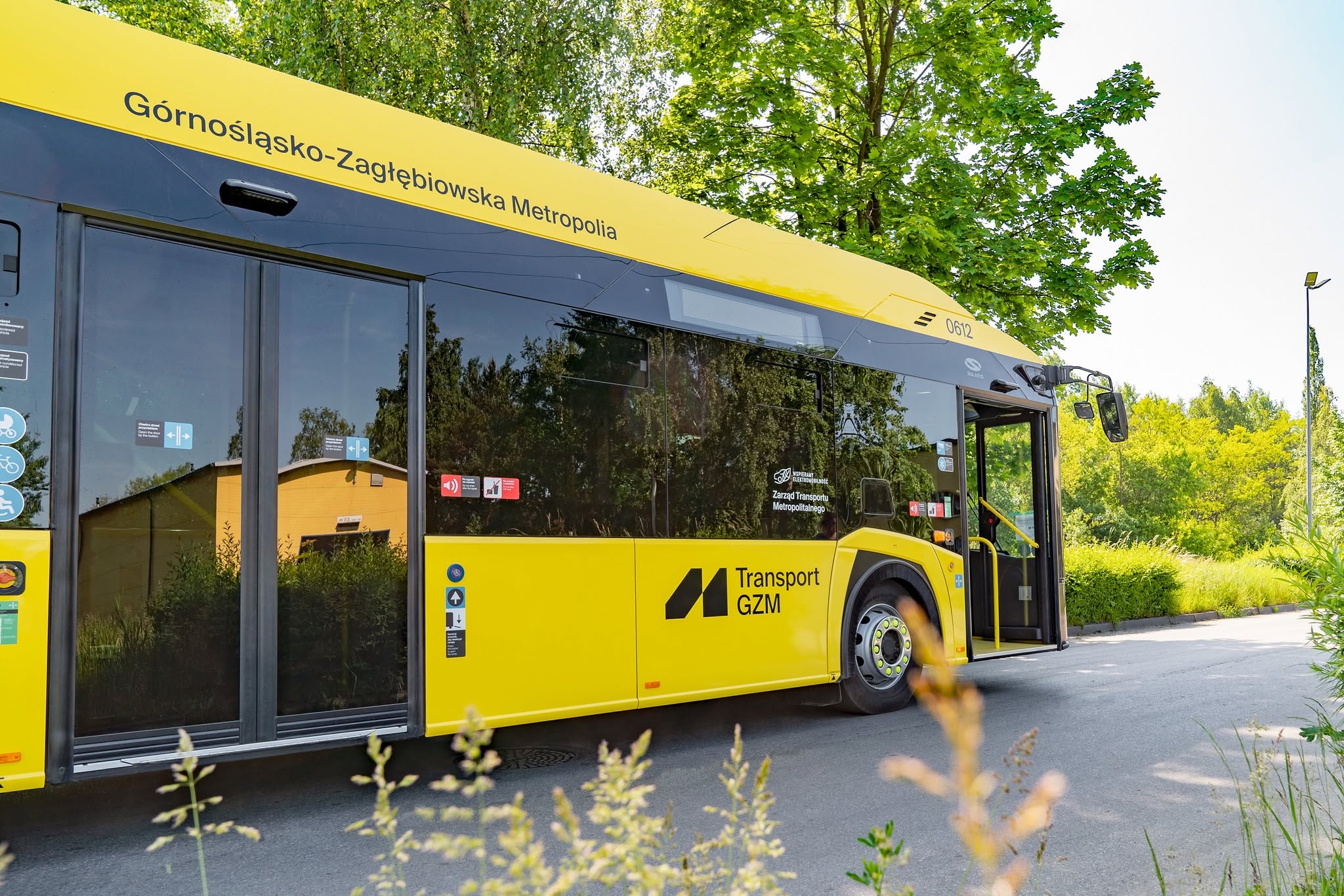 żółty autobus