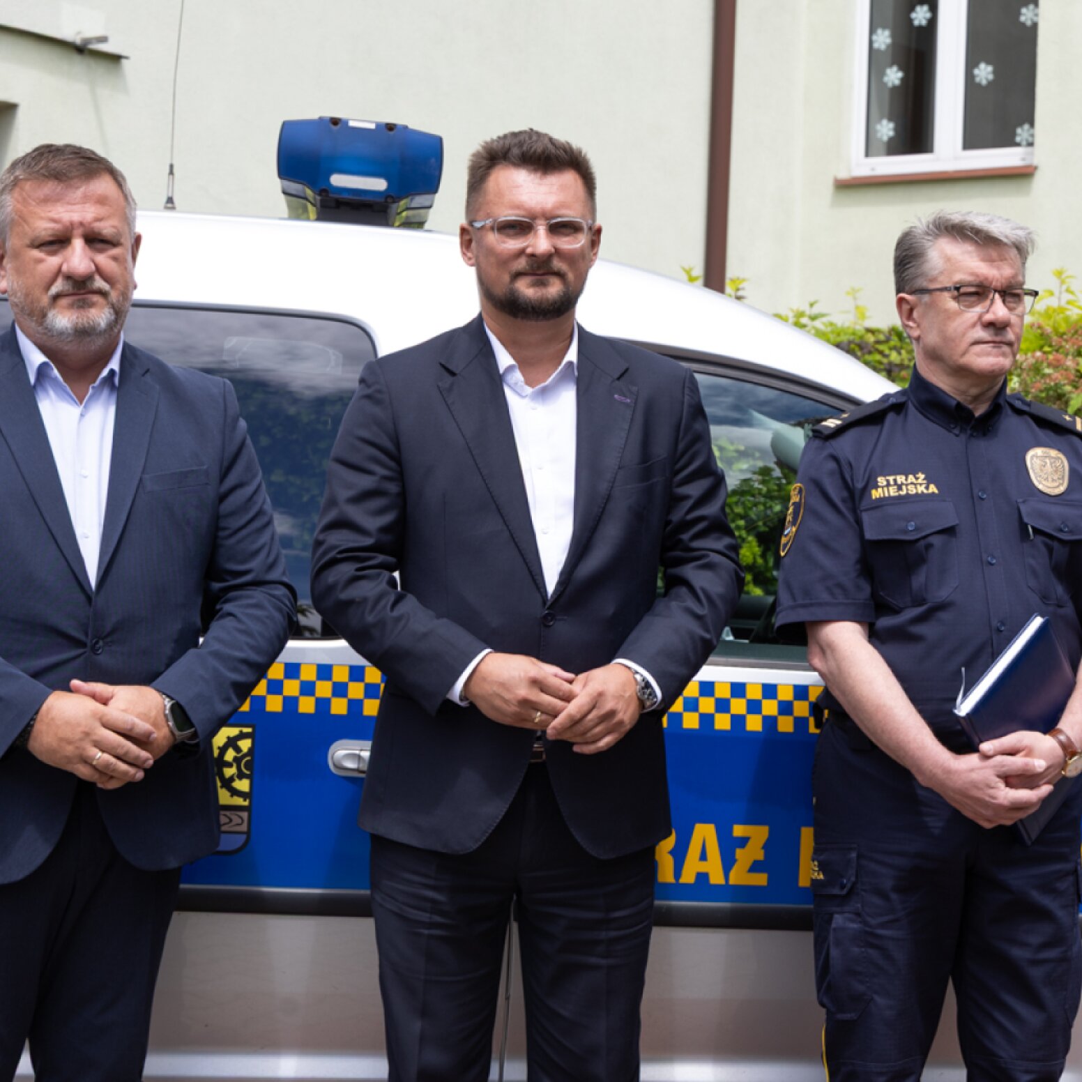 Prezydent Katowic na tle straży