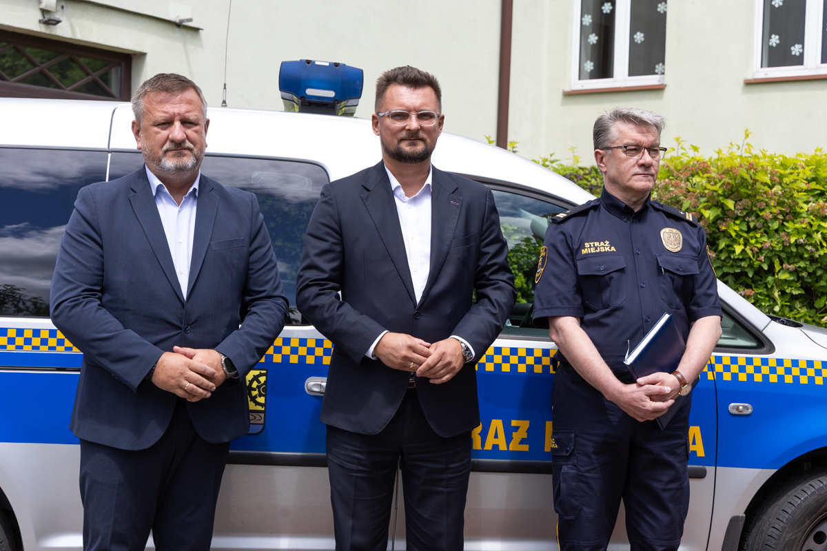 Prezydent Katowic na tle straży