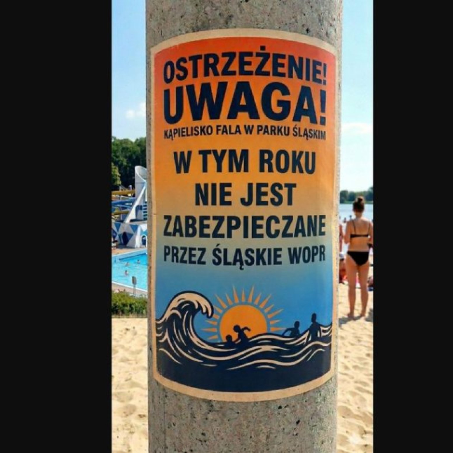 komunikat przyklejony na słupie