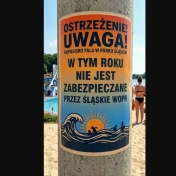 komunikat przyklejony na słupie