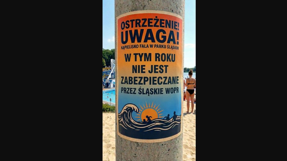 komunikat przyklejony na słupie