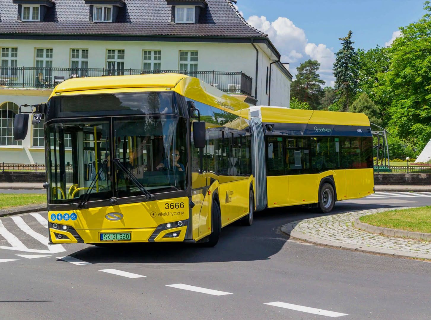 Żółty autobus elektryczny