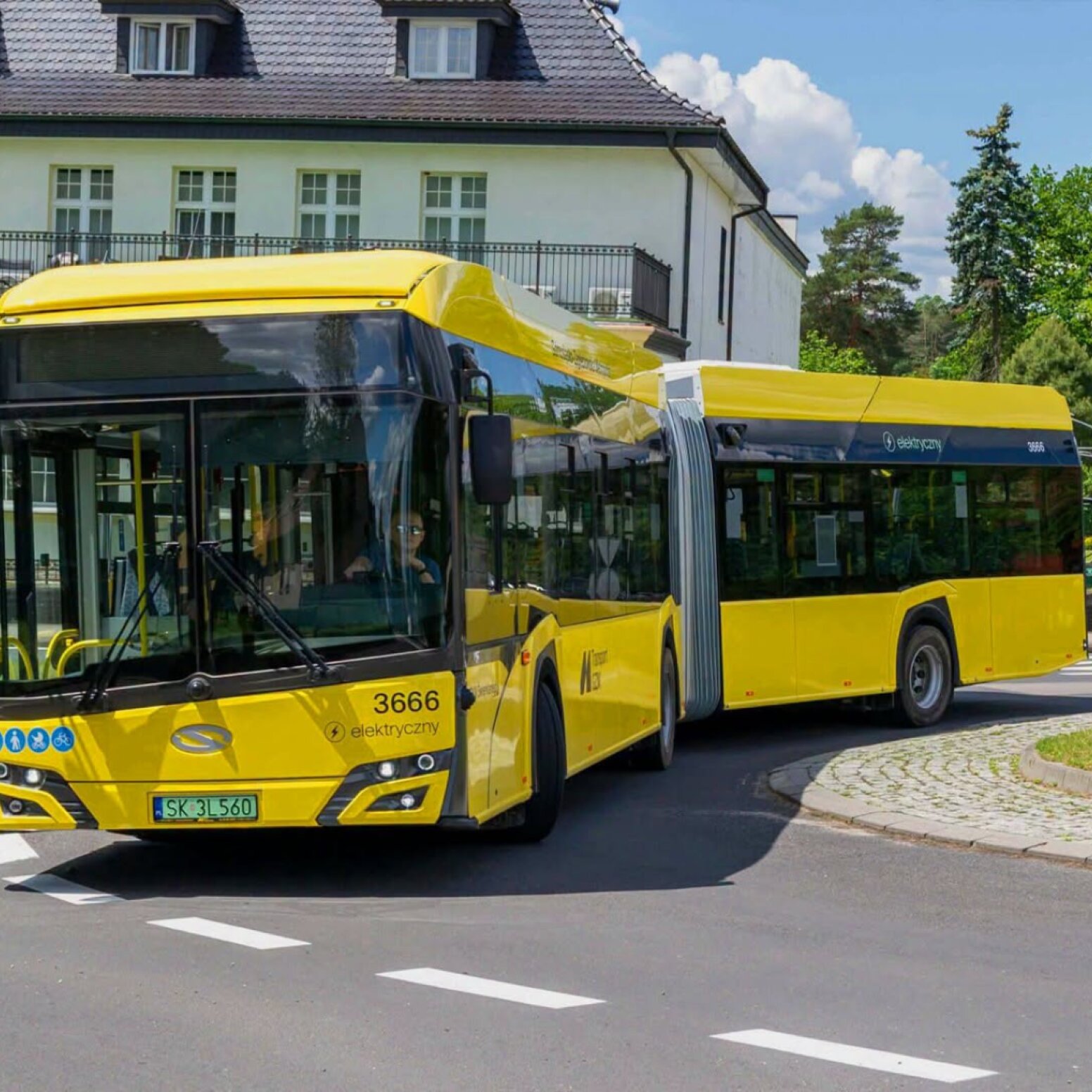 Żółty autobus elektryczny