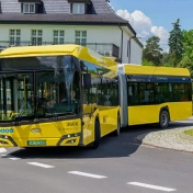 Żółty autobus elektryczny