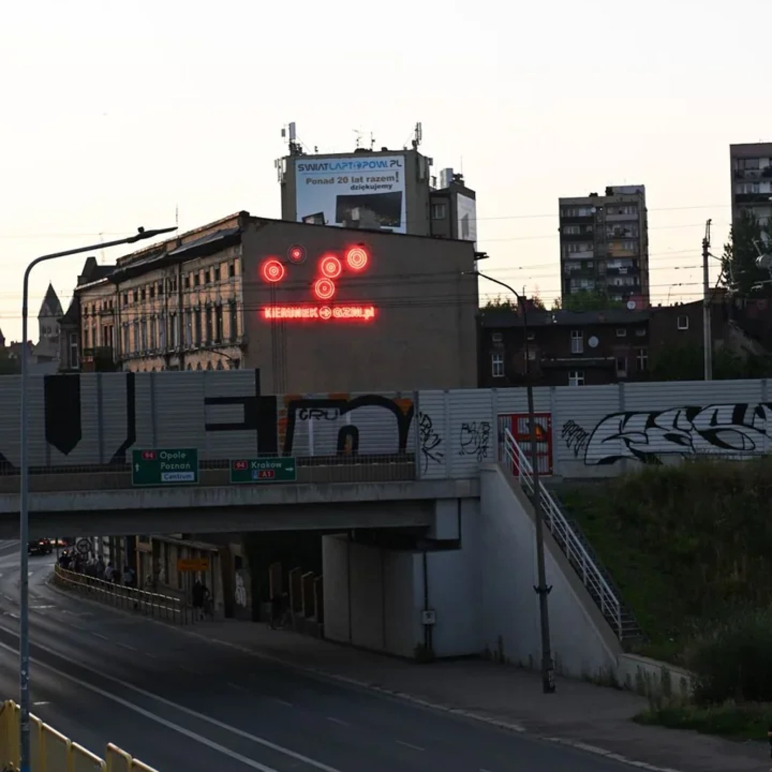 Czerwony neon Kierunek GZM.pl