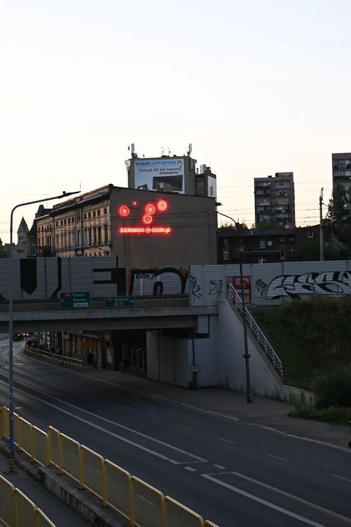 Czerwony neon Kierunek GZM.pl