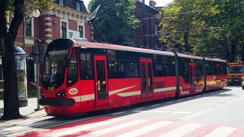 Zdjęcie poglądowe czerwonego tramwaju