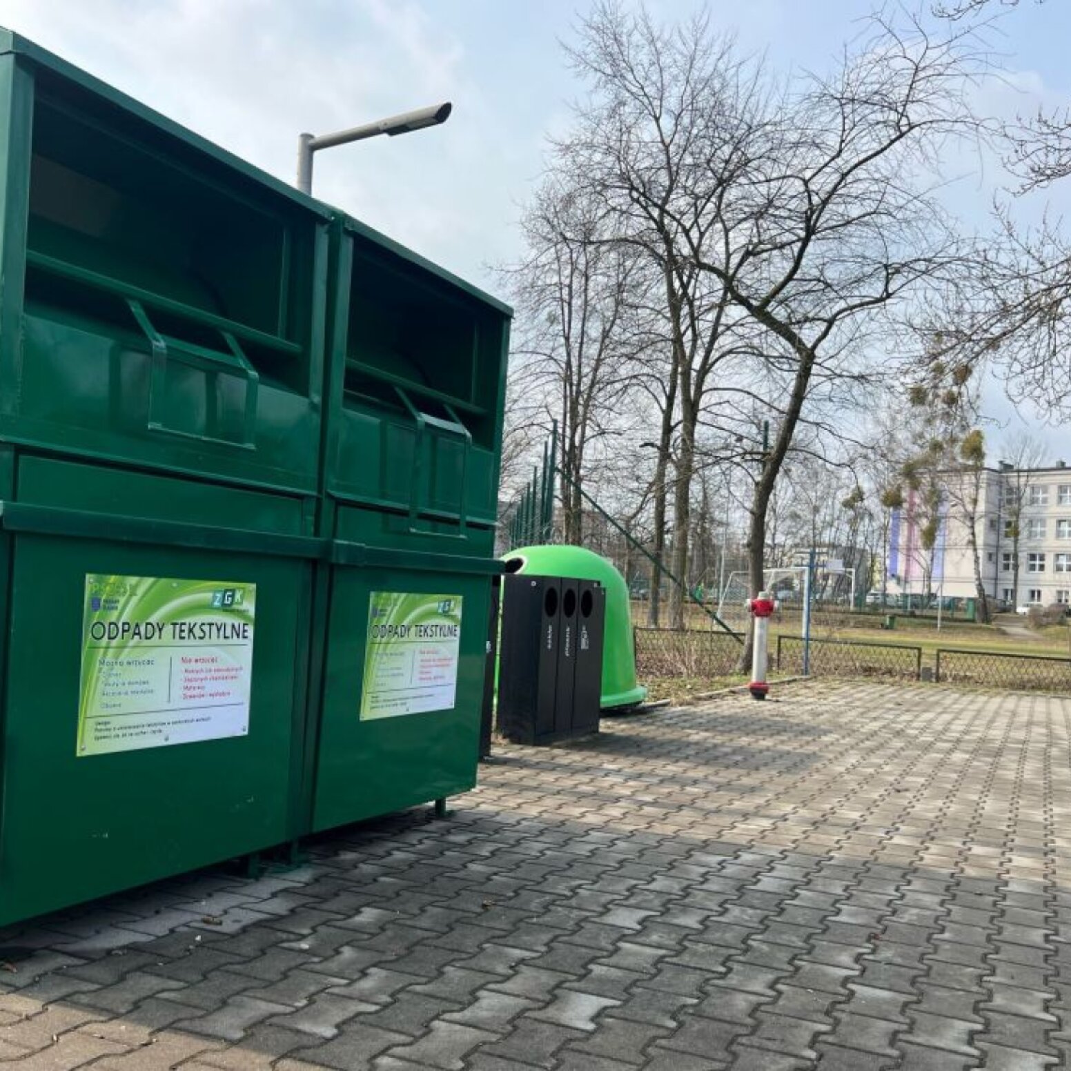 Zielone kontenery na tekstylia