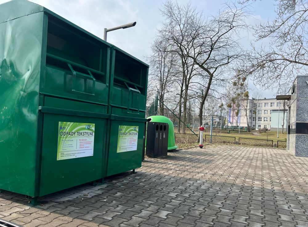 Zielone kontenery na tekstylia
