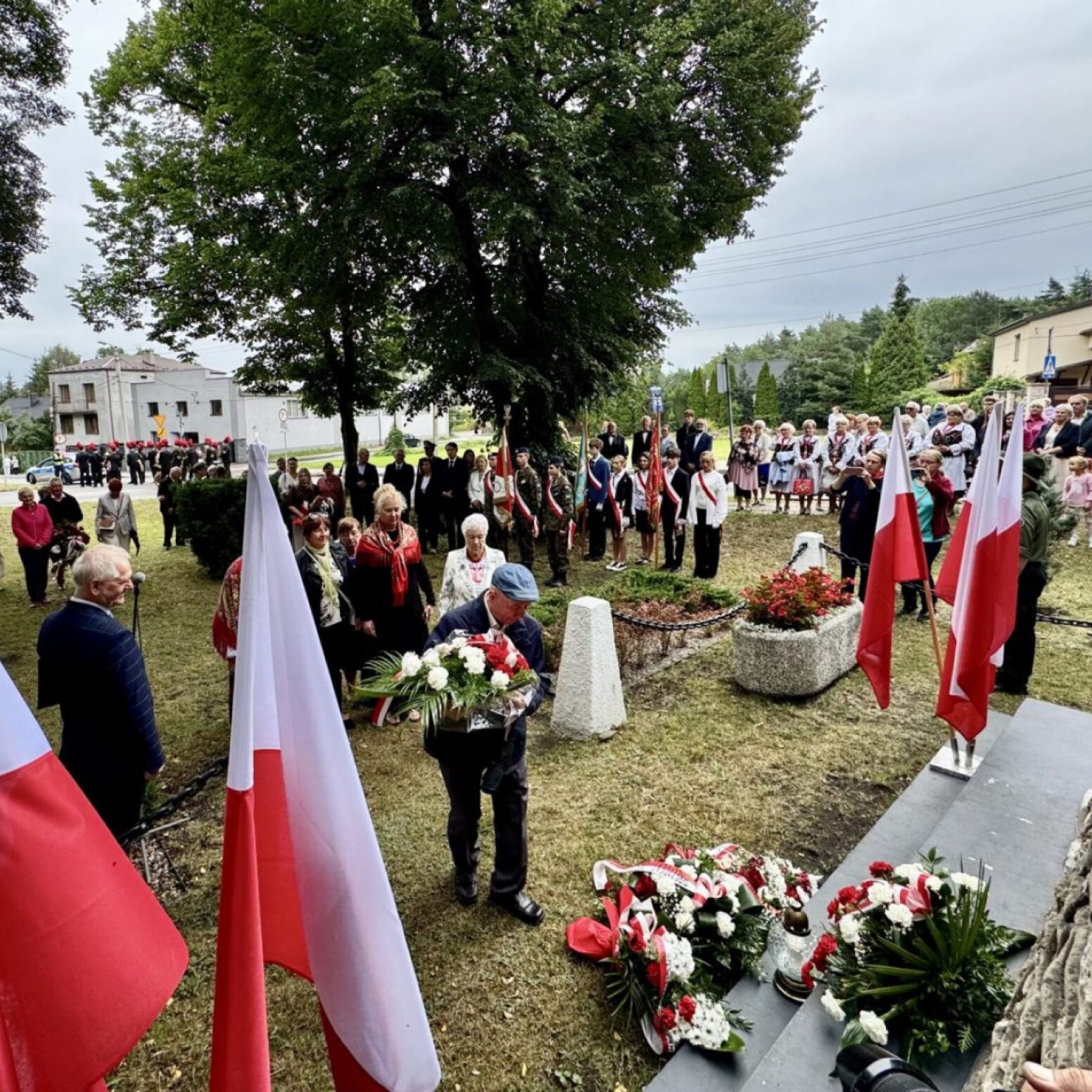 Złożenie kwiatów pod pomnikiem