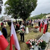 Złożenie kwiatów pod pomnikiem