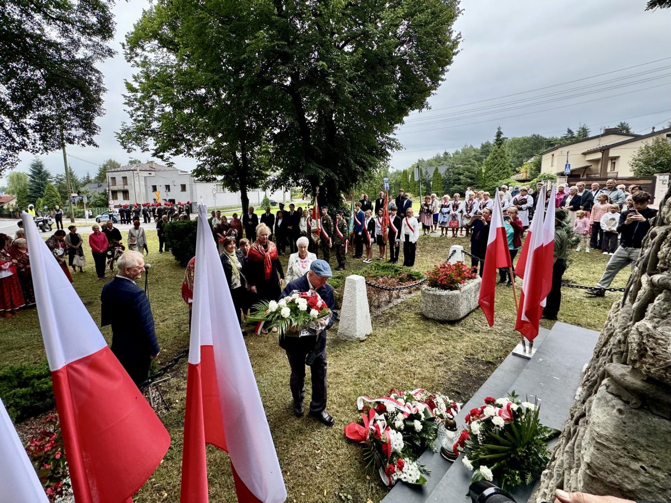 Złożenie kwiatów pod pomnikiem