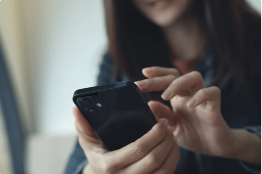 Zbliżenie kobiety używającej smartfona