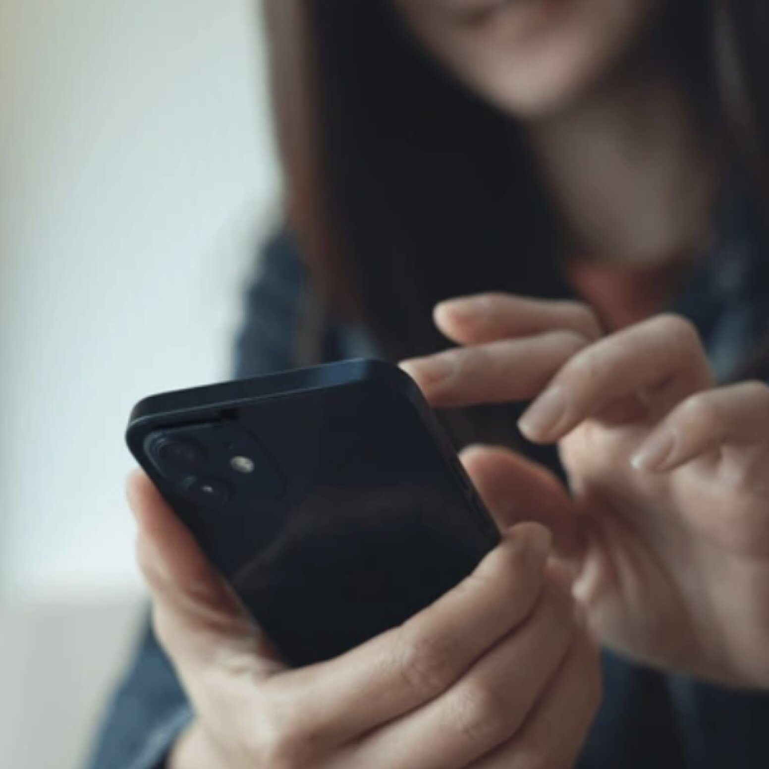 Zbliżenie kobiety używającej smartfona