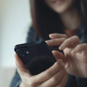 Zbliżenie kobiety używającej smartfona