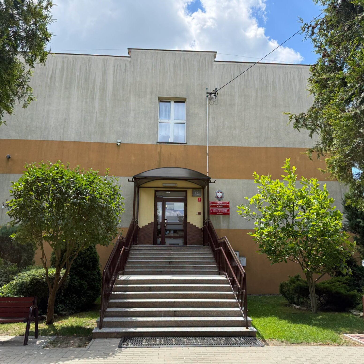 Główne wejście do szkoły