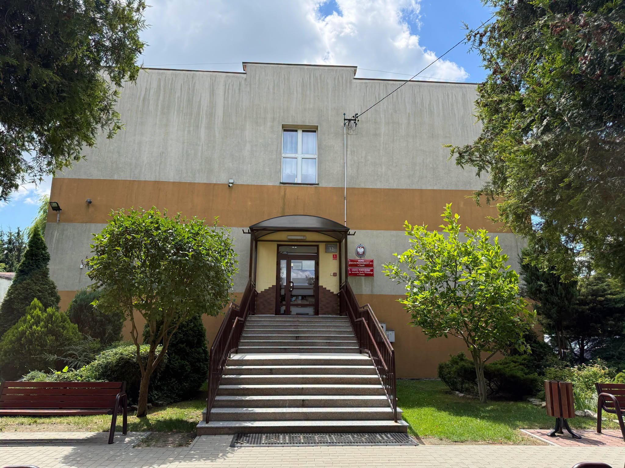 Główne wejście do szkoły