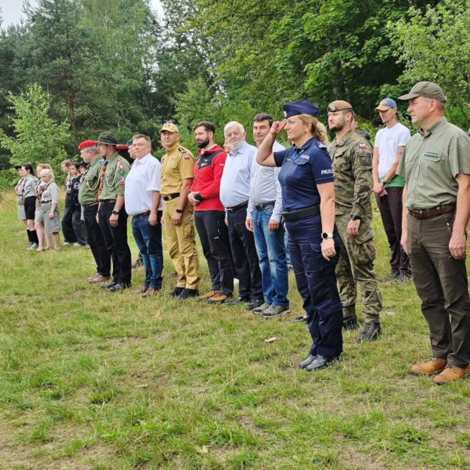 Ludzie ustawieni w szeregu