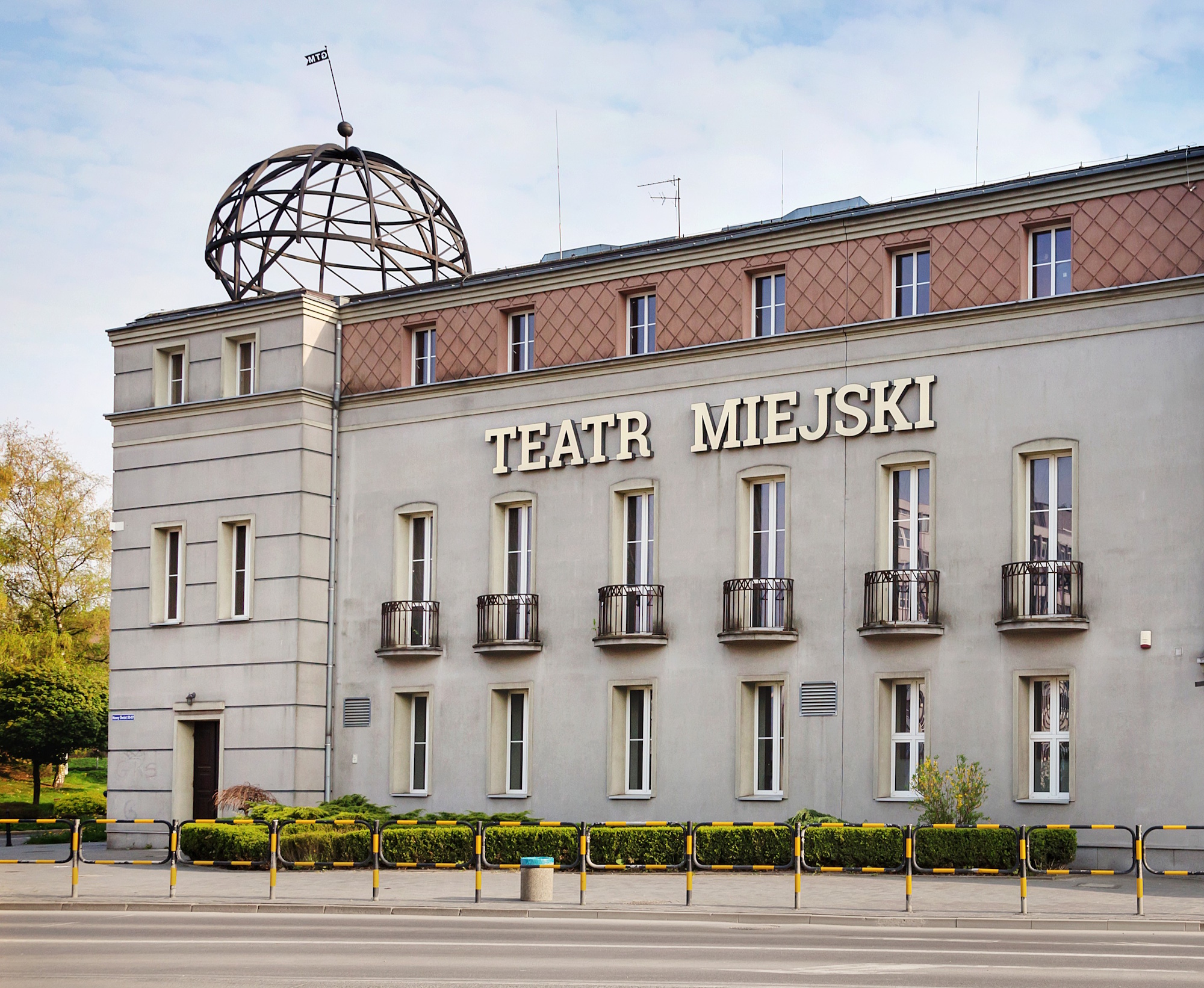 Budynek z napisem Teatr Miejski